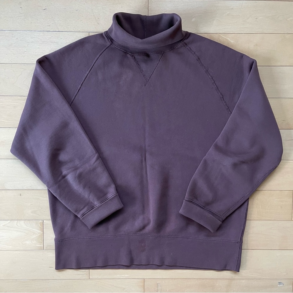 Todd Snyder x Champion Midweight Turtleneck Sweatshirt in Mulberry